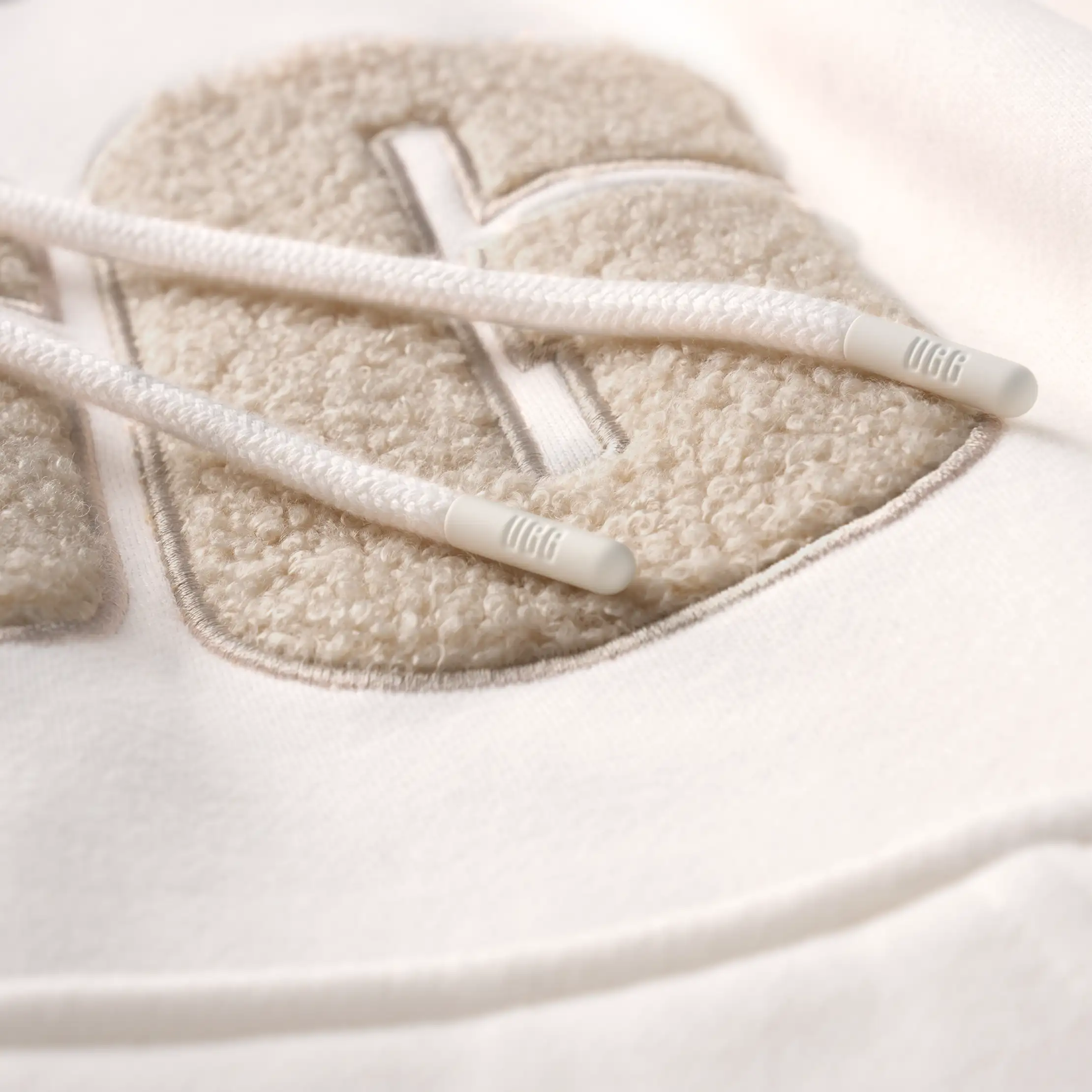 UGG Rey UGGfluff Logo Hoodie パーカー　ホワイト UGG Rey UGGfluff Logo Hoodie – DTLR